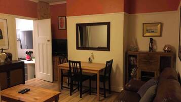 Apartment, 2 Bedrooms, City View | Living room