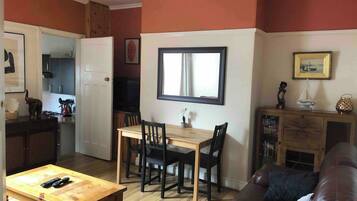 Apartment, 2 Bedrooms, City View | Dining room