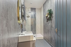 Luxury-Apartment | Badezimmer | Dusche, Regendusche, kostenlose Toilettenartikel, Haartrockner