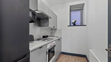 Luksushuoneisto | Yksityinen keittiö | Täysikokoinen jääkaappi, mikroaaltouuni