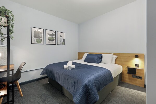 Luksushuoneisto | Työpöytä, kannettavalle tietokoneelle sopiva työtila, pimennysverhot