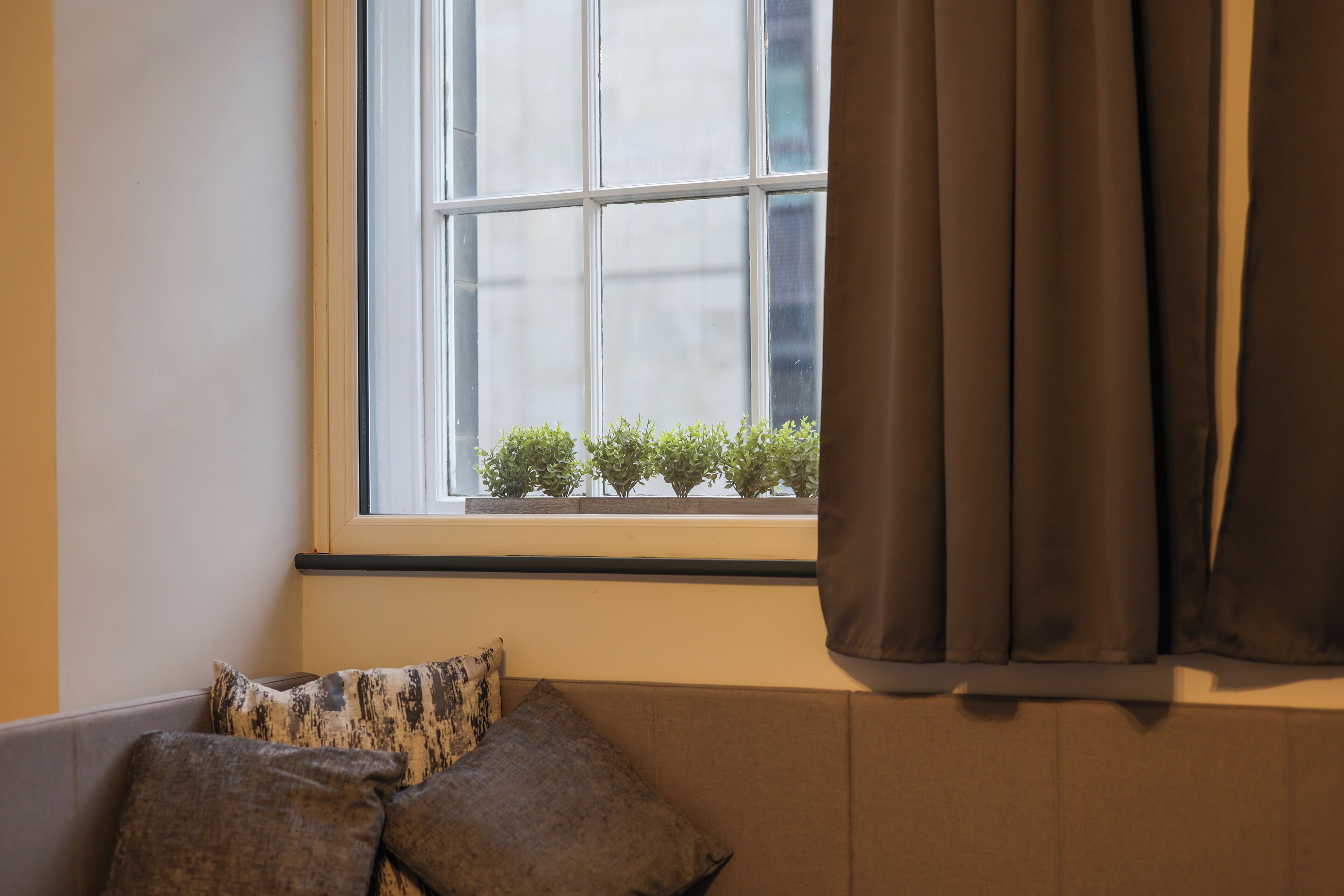 Apartamento luxo | Escrivaninha, espaço de trabalho para notebook, cortinas blackout