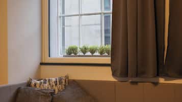 Apartamento luxo | Escrivaninha, espaço de trabalho para notebook, cortinas blackout