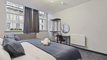 Apartamento luxo | Escrivaninha, espaço de trabalho para notebook, cortinas blackout