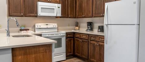 Geladeira, micro-ondas, fogão, cooktop