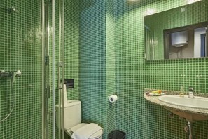 Shower, hair dryer, towels, soap - Spacious 2 bedroom apartment minutes from Ramblas -parking (Barcelona)