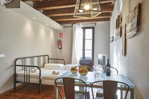 Dining - Spacious 2 bedroom apartment minutes from Ramblas -parking (Barcelona)