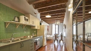 A kitchen with green tiled backsplash, a microwave, and a sink. - Spacious 2 bedroom apartment minutes from Ramblas -parking (Barcelona)