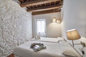 2 habitaciones, tabla de planchar con plancha, wifi y ropa de cama 