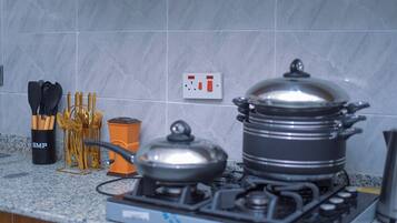 Executive Apartment | Private kitchen | Mini-fridge, microwave, stovetop, cookware/dishes/utensils