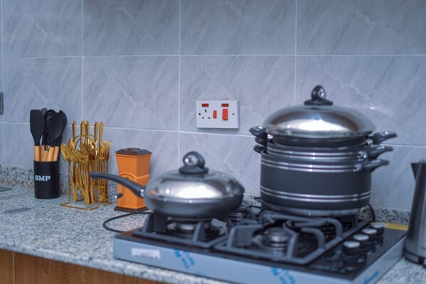 Executive Apartment | Private kitchen | Mini-fridge, microwave, stovetop, cookware/dishes/utensils