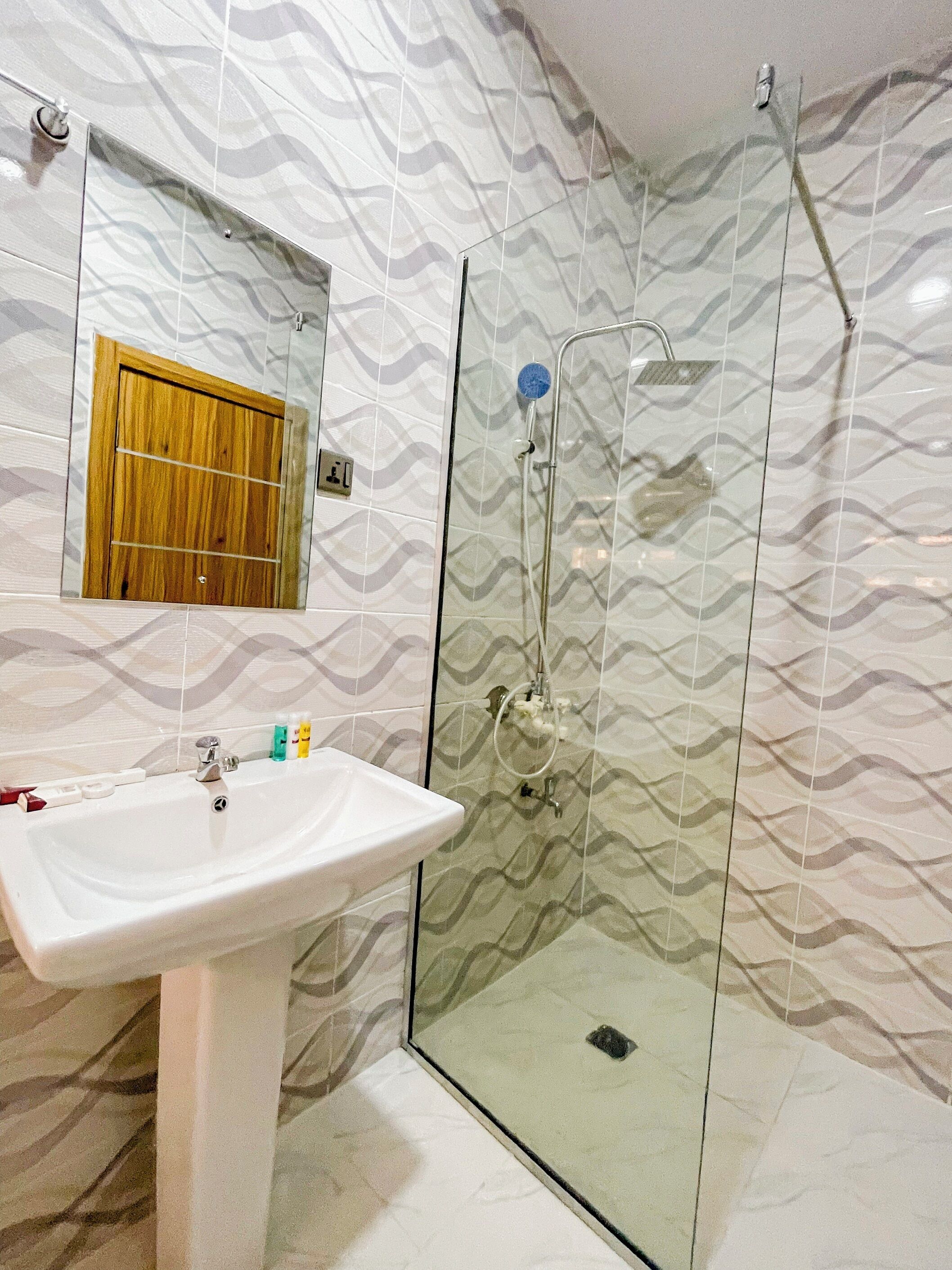 Apartamento de lujo | Baño | Ducha, toallas, jabón y papel higiénico