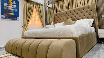 Luxury Apartment | Desk, laptop workspace, free WiFi