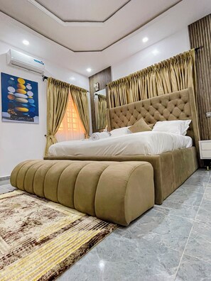 Luxury Apartment | Desk, laptop workspace, free WiFi