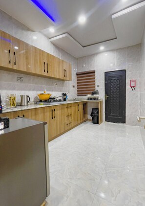 Suite estudio | Cocina privada | Frigobar, microondas, parrilla de estufa y utensilios de cocina