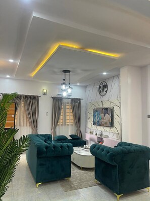 Executive appartement | Woonruimte | Flatscreentelevisie