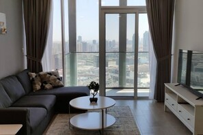 Smart TV - High floor 1BR vacation home with terrace (Dubai)