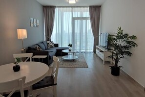 Smart TV - High floor 1BR vacation home with terrace (Dubai)