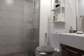 Shower, hair dryer, bidet, towels - High floor 1BR vacation home with terrace (Dubai)