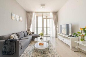 Smart TV - High floor 1BR vacation home with terrace (Dubai)