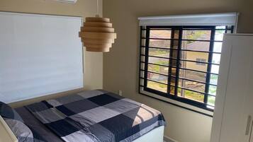 Appartement Confort, lanai | Rideaux d’obscurcissement, fer et planche à repasser