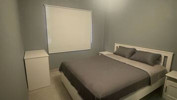 Cortinas blackout, tabla de planchar con plancha y wifi gratis