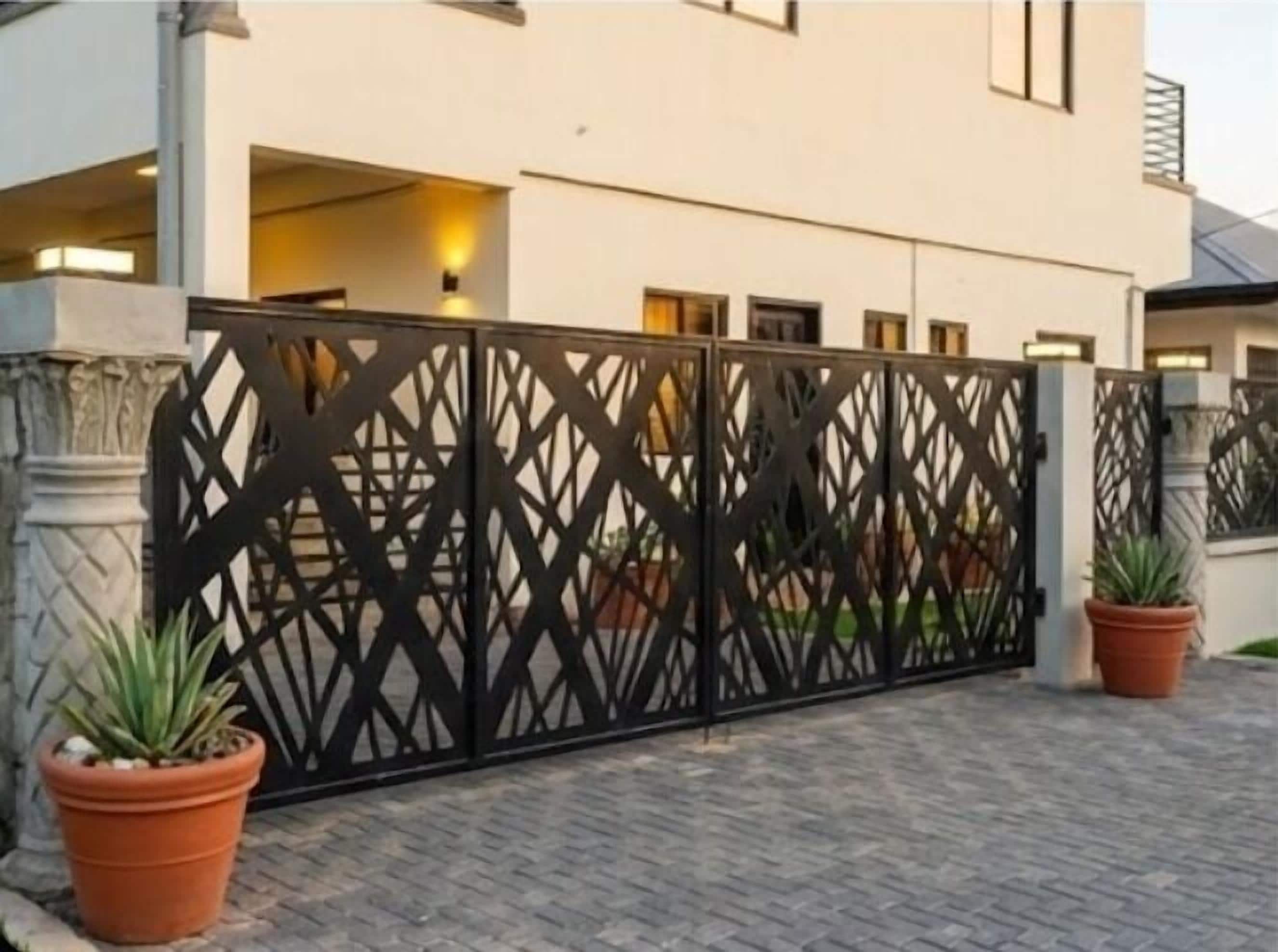 Vista frontal de la propiedad