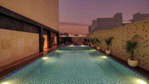 من حمّامات السباحة المغطاة