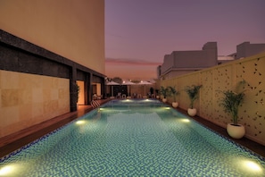 Indoor pool - Lemon Tree Suites Gurugram (Gurugram)