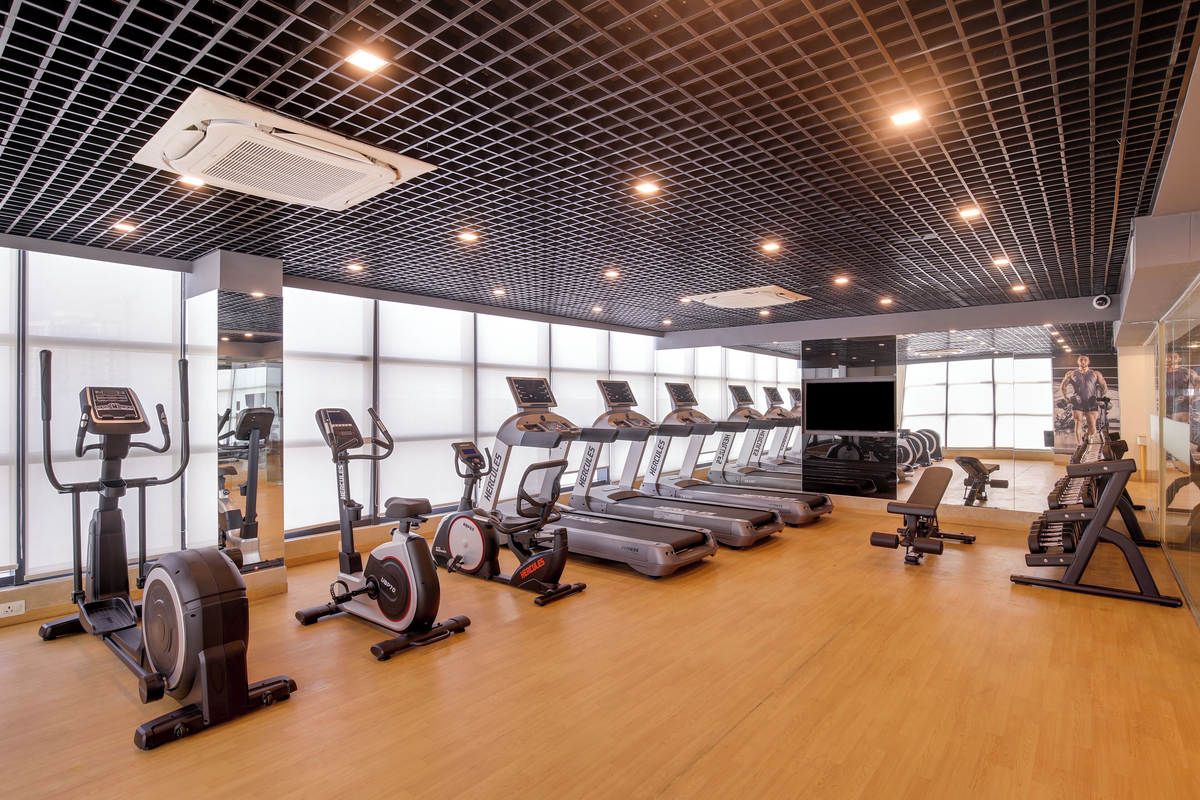 Een sportschool met loopbanden, elliptische trainers en krachttoestellen.