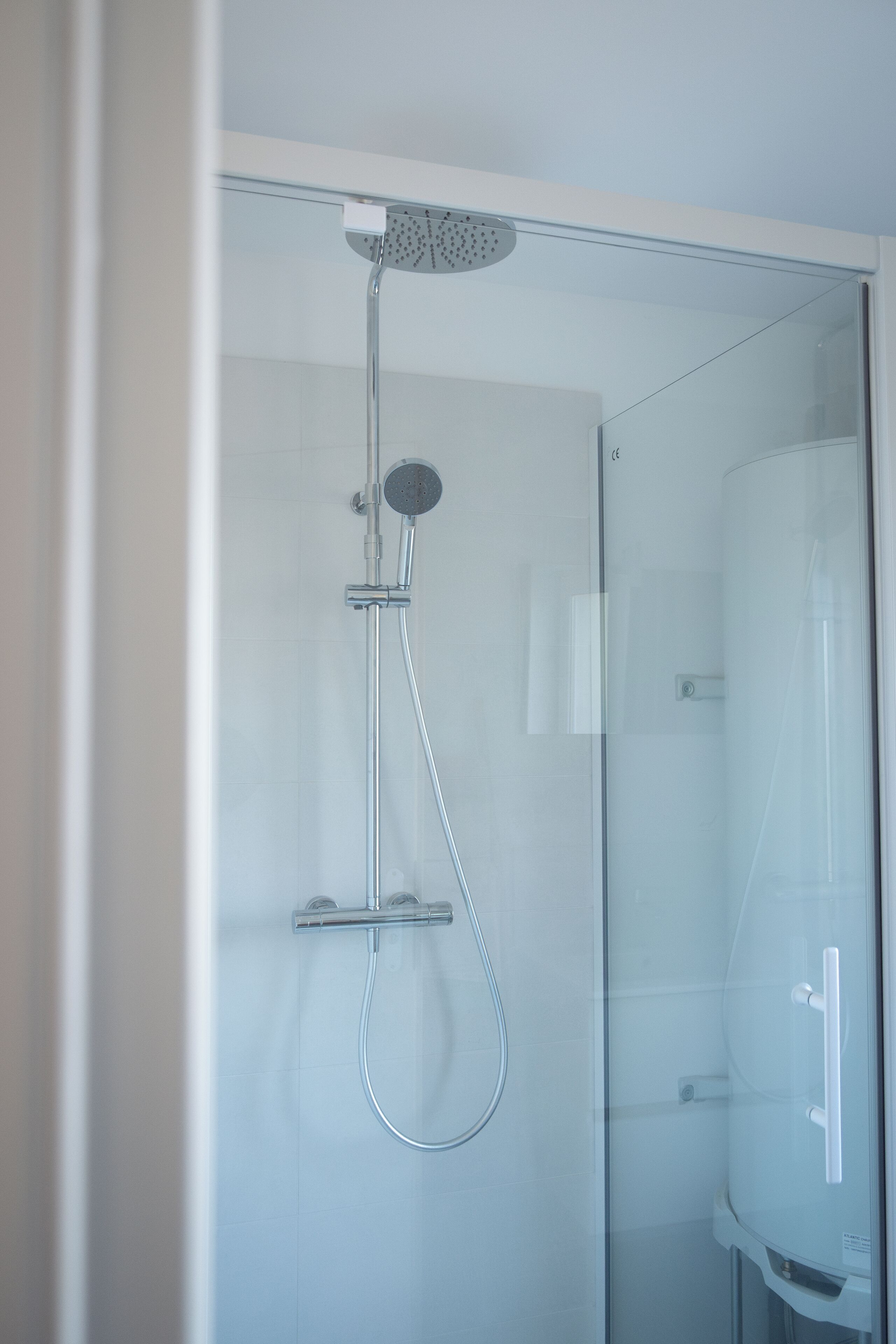 Douche, serviettes fournies, papier toilette