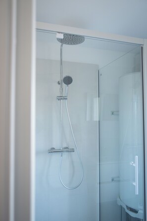 Regadera, toallas, papel de baño