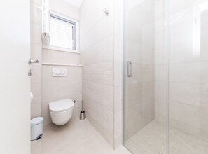 Villa | Bathroom - Scenic Elegant Trogir Villa With Pool - Five Bedroom Villa (Trogir)