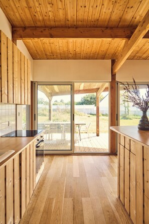 Fridge, microwave, oven, stovetop - Modern house, Californian atmosphere, near the sea (Plouescat)