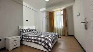 Een strijkplank/strijkijzer, internet, beddengoed