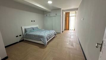 Iron/ironing board, Internet, bed sheets