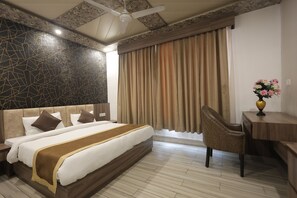 Deluxe Room | Desk, free WiFi