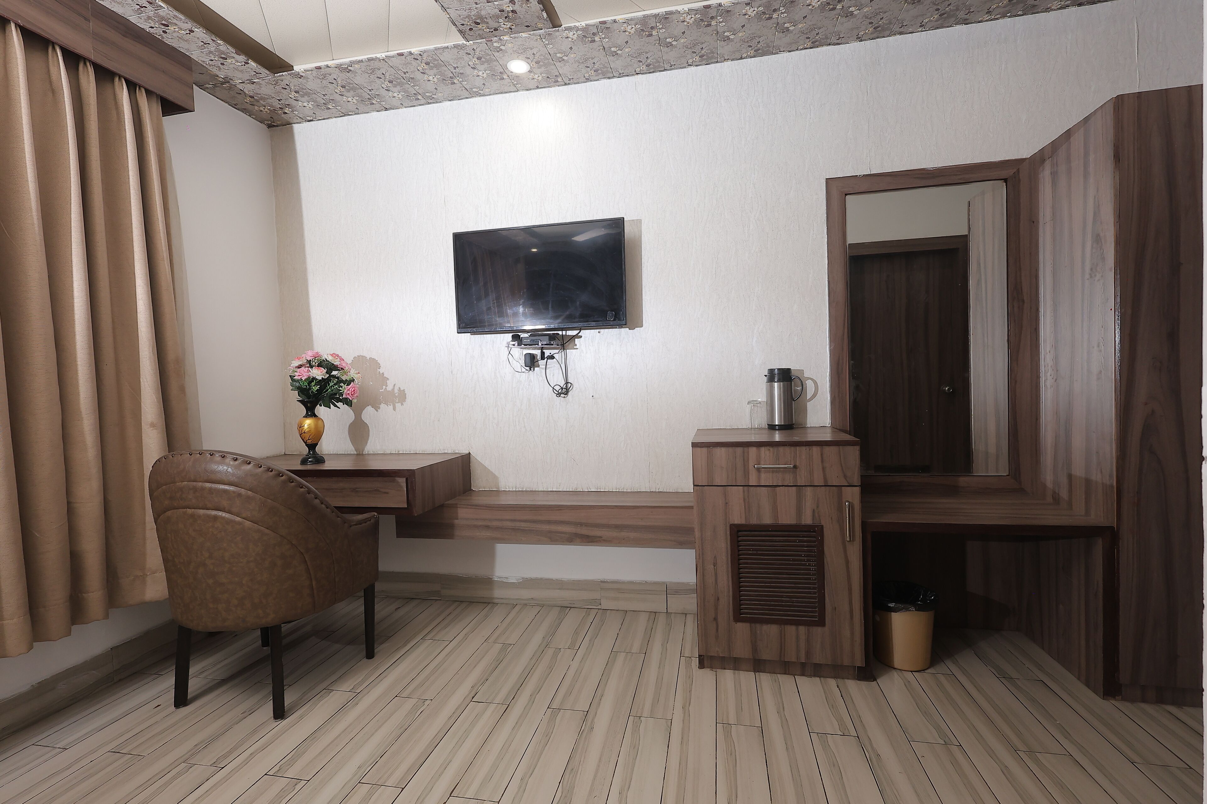 Deluxe Room | Desk, free WiFi