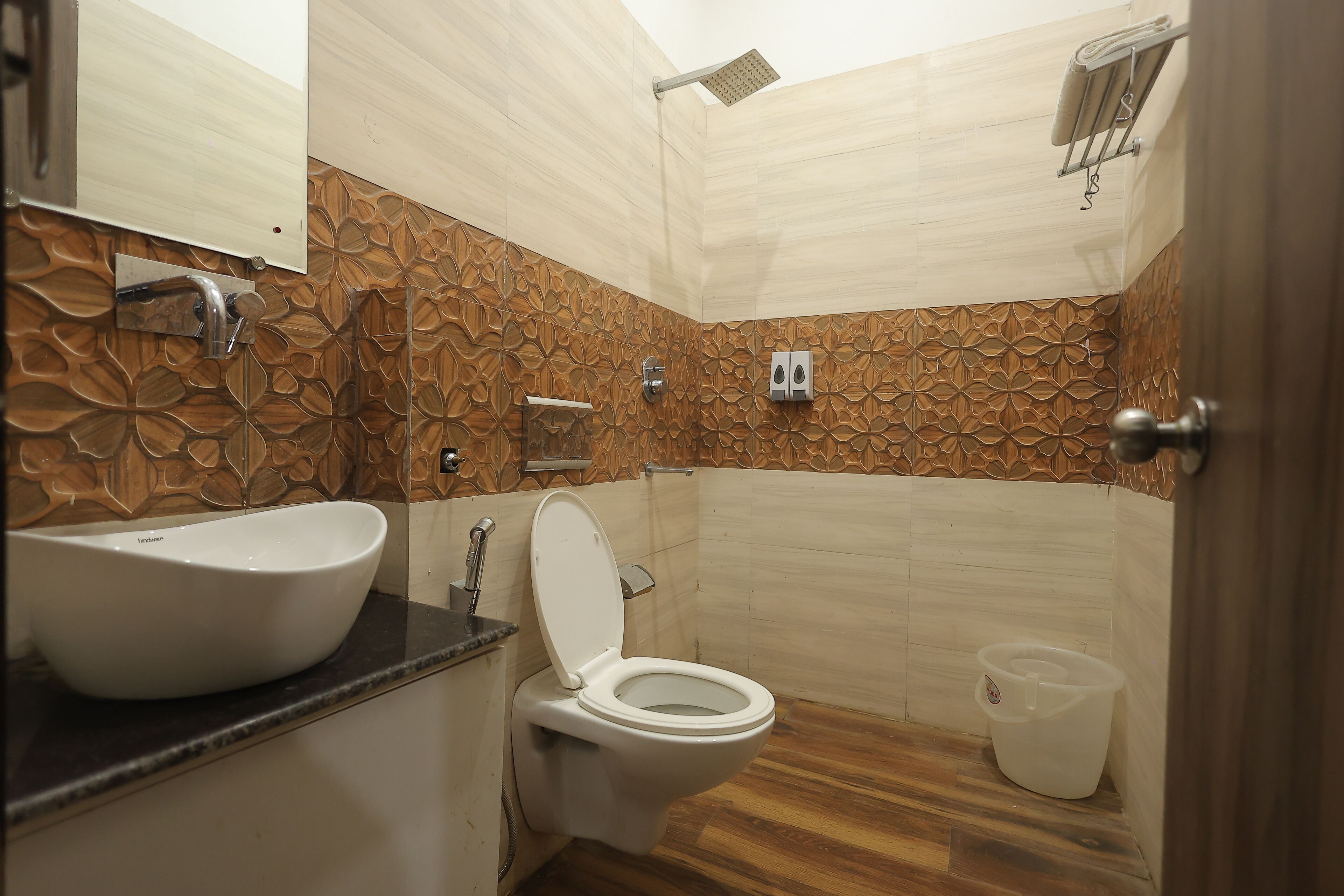 ห้องดีลักซ์ | ห้องน้ำ | ฝักบัวในอ่างอาบน้ำ, ของใช้ในห้องน้ำฟรี, สบู่, ยาสระผม