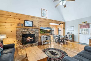 Älytelevisio, takka, pöytäjalkapallopöytä, työhuone