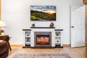 Smart-tv, een open haard, tafelvoetbal en een kantoor