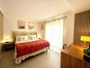 Tabla de planchar con plancha, internet y ropa de cama