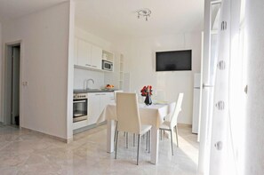 Dining - Apartments Lenka - One Bedroom Apartment With Balcony and Center View A3 (Sutivan)