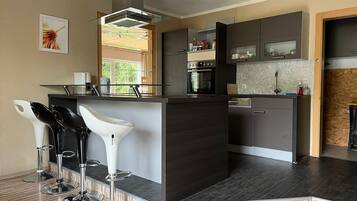 Kühlschrank, Mikrowelle, Ofen, Geschirrspüler