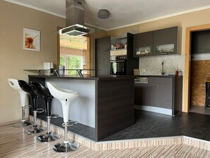 Kühlschrank, Mikrowelle, Ofen, Geschirrspüler