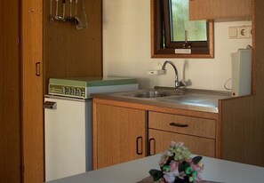 Fridge, coffee/tea maker, electric kettle, cookware/dishes/utensils - Parc Sonnleiten - Blokhut Basic 10 (Gnesau)