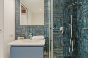 Shower, hair dryer, towels - Comfort Quadruple Room with Mountain View, Wi-Fi and Air Conditioning (Calangianus)