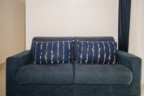 TV - Comfort Quadruple Room with Mountain View, Wi-Fi and Air Conditioning (Calangianus)