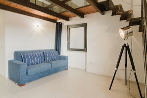 TV - Comfort Quadruple Room with Mountain View, Wi-Fi and Air Conditioning (Calangianus)