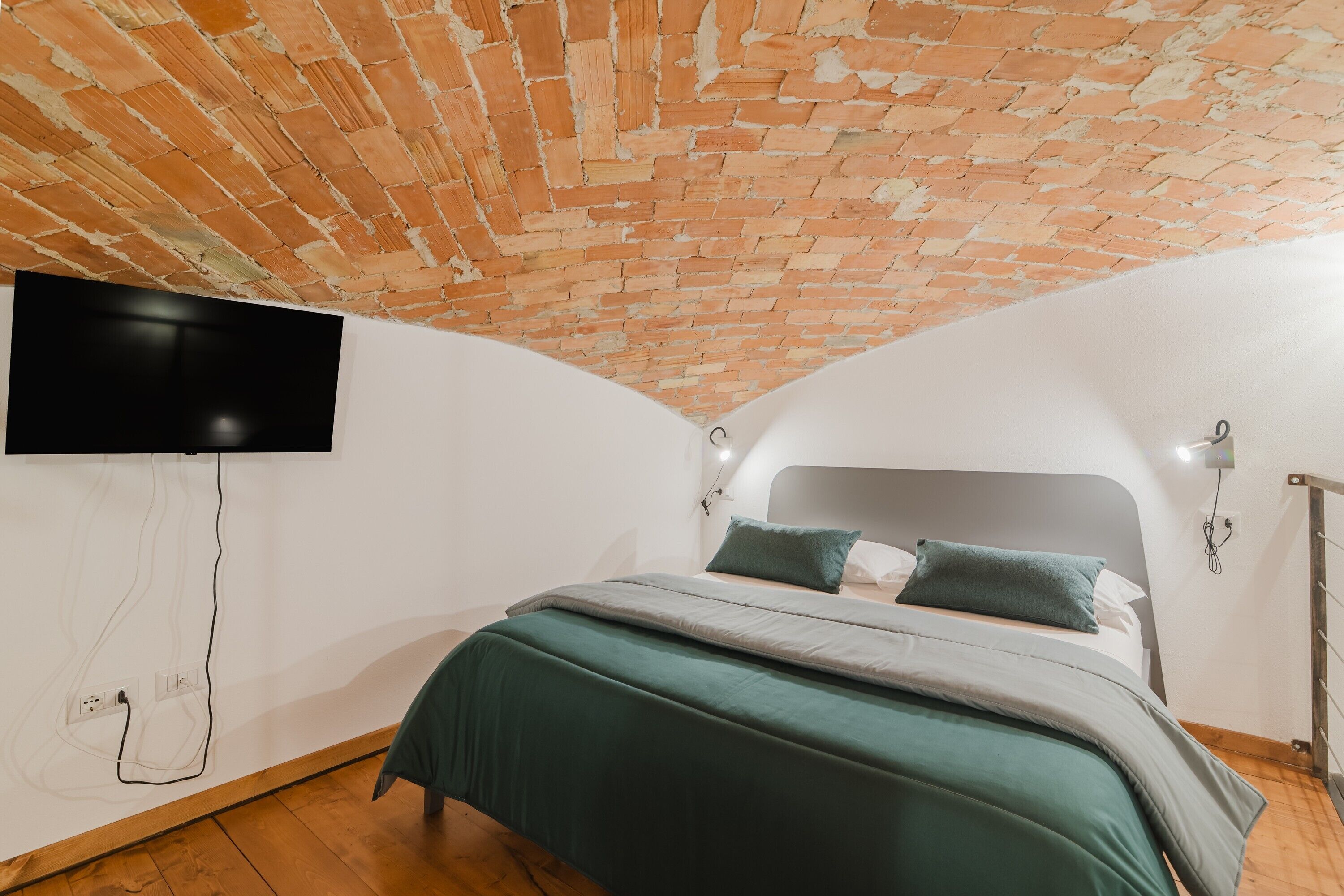 Tabla de planchar con plancha, wifi, ropa de cama